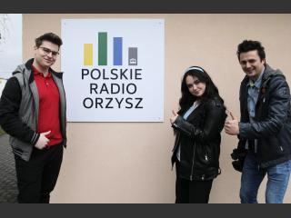  Jan Jaroszewski, Milena Worm, Kamil Szejda, między nimi logo Polskiego Radia Orzysz.