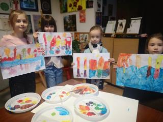  Cztery dziewczynki prezentują efekty swojej pracy z barwami ciepłymi i zimnymi.