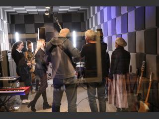 W studio nagrań zespół młodzieżowy przy instrumentach oraz ekipa telewizyjna Dzień Dobry TVN.