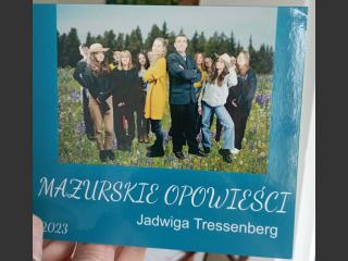 Okładka albumu: "MAZURSKIE OPOWIEŚCI Jadwiga Tessenberg", zdjęcie Pani Olgi i Pana Bronka wraz z młodzieżą biorącą udział w nagraniach