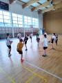 Dzieci na hali widowiskowo sportowej MOSiR w Orzyszu, rozgrzewka przez zajęciami sportowymi.