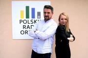 Piotr Bogdaszewski oraz Joanna Kamieniecka. Za nimi logo Polskiego Radia Orzysz.