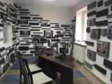 Studio Radia Orzysz, widok na biurko ze statywami mikrofonowymi.