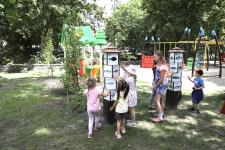 Dzieci bawiące się na urządzeniach zabawowych w Ogródku Jordanowskim w Orzyszu