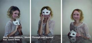 Kolaż obrazu "Above Through and Beyond" z wklejoną twarzą Laury Dudy.