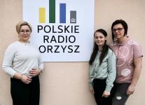 Ewa Wołonkiewicz-Szczepkowska, Małgorzata Osiecka, Barbara Kaźmierczak. Między nimi logo Polskiego Radia Orzysz.