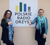 Aneta Zamojska i Pani Dyrektor Polany Kultury, między nimi logo Polskiego Radia Orzysz.