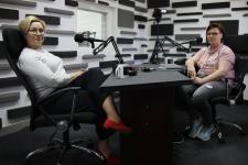 Ewa Wołonkiewicz-Szczepkowska i Barbara Kaźmierczak w studiu Polskiego Radia Orzysz. Na stołach między nimi statywy mikrofonowe.
