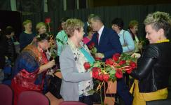 Na hali widowiskowo sportowej MOSiR Burmistrz i Radna Orzysza rozdają róże z okazji dnia kobiet.