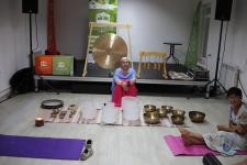 Kobieta z gongami i misami w pawilonie sosnowym 