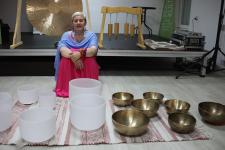 Kobieta z gongami i misami 