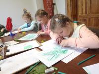 Dzieci wykonuja rysunki botnaniczne na zajeciach plasycznych.