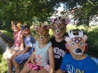 Piątka dzieci w maskach zwierząt w Parku