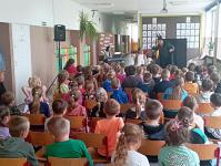 Liczna widownia, około 90 osób, złożona z dzieci klas I-III Zespołu Szkolno-Przedszkolnego w Orzyszu.