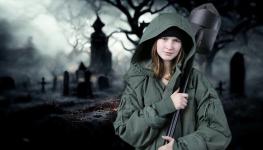 Zdjęcie po montażu technika green screen. Dziewczyna z łopatką na ramieniu, w tle cmentarz.