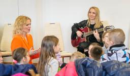 Joanna Kondrat i Dyrektorka Polany kultury w Orzyszu, podczas ćwiczenia piosenki z młodzieżą. Pani Dyrektor gra na gitarze.