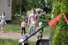 Kobieta i 5 dzieci z balonami. Na Polanie Kultury w Orzyszu