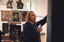 Pani Dyrektor Polany Kultury - Joanna Kamieniecka ogląda ekspozycje w Muzeum K.I. Gałczyńskiego w Leśniczówce w Praniu.