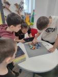Dzieci układają klocki Lego