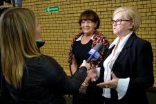 Na zdjęciu trzy kobiety. Dziennikarka z TVP3 Olsztyn rozmawia z dwiema kobietami 