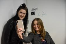 Dwie kobiety- Moriah Woods i Ania Zyzik robią sobie zdjęcie telefonem.