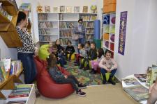 Dzieci w kąciku dla dzieci w bibliotece