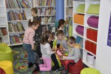 Dzieci przeglądają książeczki w kąciku dla dzieci