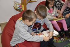 Dzieci przeglądają książeczki w kąciku dla dzieci