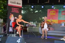 Na kanapie, na scenie Maja Piotrowska, z lewej strony Kamila Kalińczak.