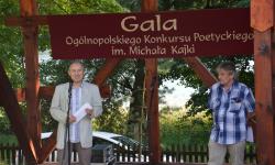 Dwóch mężczyzn na scenie. Mężczyzna z lewej strony trzyma kartkę, mówi do mikrofonu. Podczas Gali ogólnopolskiego konkursu poetyckiego im. Michała Kajki.