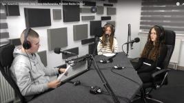 W studio Radia Orzysz prowadzący wywiad Igor Kawecki oraz wolontariuszki Gabriela Jary i Lena Maćkowska siedzą przy mikrofonach.