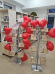 Wystawa książek ozdobiona balonami w kształcie serca