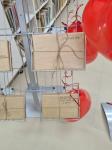 Wystawa książek ozdobiona balonami w kształcie serca