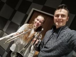 W studiu nagrań na Polanie Kultury. Z lewej strony dziewczyna, z prawej strony Kamil Szejda, oboje trzymają trąbki.